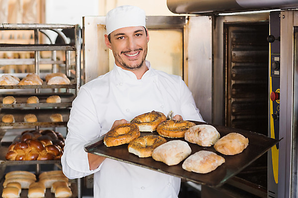 포토 JPG 해외이미지 백인 직업 남자 행복 산업 빵 유니폼 비즈니스 호텔 실내 한명 서기 미소 성인 30대 상점 주방 식당 요리사 빵집 신선 뜨거움 오븐 직원 준비 롤 베이글 보여주기 제빵사 해외202004 해외포토 서양인 1 옷 감정 음식 모션 숙소 표정 사람 내부 장년 가전제품 파일형식