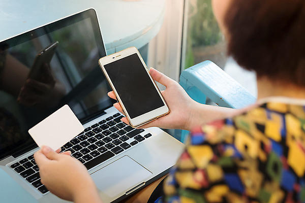 포토 JPG 해외이미지 라이프스타일 이동 돈 인터넷 비즈니스 모바일 추상 한명 금융 스마트폰 핸드폰 상점 디지털 업무 네트워크 신용카드 E 어플리케이션 구매 사이버 고객 스마트 온라인쇼핑 온라인 편리함 전자상거래 쉬운 인출 해외202004 해외포토 1 알파벳 컨셉 무늬 사람 생활 경제 전자제품 스마트기기 쇼핑 작업 재산 파일형식