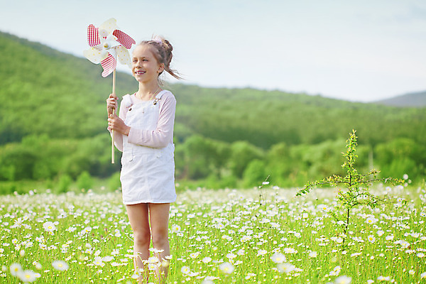 포토 JPG 해외이미지 라이프스타일 계절 꽃 어린이 밭 자연 놀이 바람 건강 한명 미소 사람 풍경 초원 야외 초록색 여름 장난감 유행 걷기 봄 자유 시골 작음 유기농 데이지 장면 생태학 정물화 캐모마일 파라다이스 해외202004 해외포토 자연요소 식물 1 웰빙 교육 컬러 컨셉 농업 모션 날씨 표정 생활 크기 허브 그림 생태계 파일형식