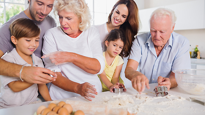 포토 JPG 해외이미지 백인 여자 할아버지 남자 딸 행복 아들 할머니 어린이 중년 가정 가족 탁자 엄마 손자 손녀 아파트 함께함 실내 소년 여러명 20대 부모 주방 백발 아빠 60대 굽기 즐거움 반죽 만들기 밀가루 80대 해외202004 해외포토 서양인 헤어스타일 노년 감정 가구 다수 컨셉 관계 모션 주택 사람 청년 성인 내부 가루 구이 손주 파일형식