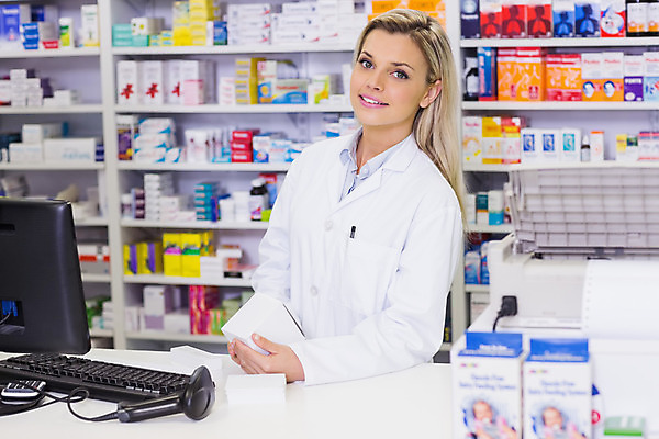 포토 JPG 해외이미지 백인 여자 한명 상반신 20대 성인 컴퓨터 약 스크린 모니터 약국 전자 처방 조제 스캔 약사 의료성형뷰티 성인여자한명만 해외202004 해외포토 서양인 1 의학 사람 청년 전자제품 만들기 여자한명만 성인여자만 파일형식