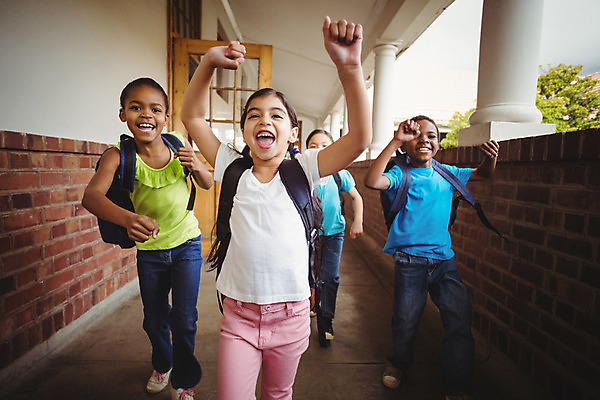 포토 JPG 해외이미지 학생 여자 교육 남자 행복 어린이 교실 학교 초등학교 서기 미소 소년 여러명 야외 달리기 우정 홀 복도 신학기 일렬 해외202004 해외포토 감정 다수 모션 표정 사람 친구 공간 파일형식