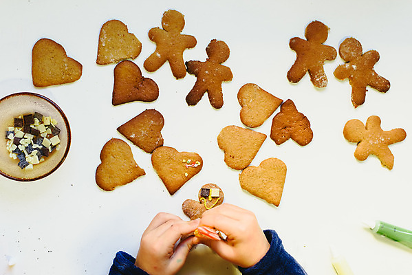 포토 JPG 해외이미지 모양 백인 전통 손 계절 행복 아들 어린이 음식 백그라운드 크리스마스 가족 탁자 디저트 실내 요리 사람 소년 장식 쿠키 주방 흰색 축하 달콤 굽기 준비 반죽 만들기 맛있는 해외202004 해외포토 서양인 기념일 남자 감정 컬러 가구 컨셉 관계 모션 내부 신체부위 맛 구이 파일형식
