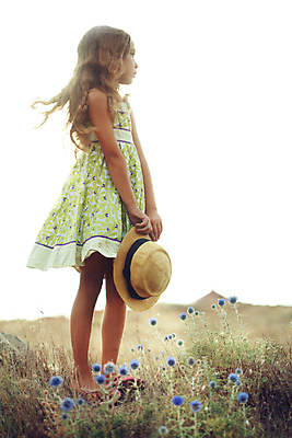 포토 JPG 해외이미지 전신 라이프스타일 계절 꽃 행복 어린이 자연 휴식 한명 서기 사람 야외 옆모습 걷기 화목 봄 자유 시골 유기농 밀짚 내추럴 소녀한명만 해외202004 해외포토 식물 1 웰빙 감정 뷰포인트 컨셉 모션 생활 짚 생태계 여자한명만 소녀만 파일형식