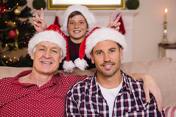 포토 JPG 해외이미지 백인 라이프스타일 할아버지 남자 행복 아들 어린이 포즈 크리스마스 거실 산타모자 가정 가족 함께함 실내 따뜻함 사랑 앉기 소년 성인 세명 30대 소파 크리스마스트리 평화 축제 축하 아빠 60대 조부모 해외202004 해외포토 서양인 모자_잡화 기념일 노년 감정 컨셉 의자 관계 모션 사람 내부 생활 장년 파일형식