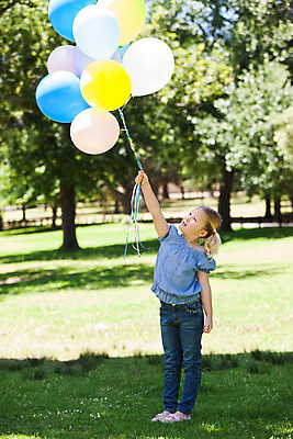 포토 JPG 해외이미지 전신 나무 백인 라이프스타일 공원 여자 행복 어린이 자연 한명 서기 들기 잔디 야외 앞모습 컬러풀 금발 올려보기 잡기 풍선 소녀한명만 해외202004 해외포토 서양인 식물 1 헤어스타일 공공시설 감정 뷰포인트 컬러 모션 사람 생활 생태계 여자한명만 소녀만 파일형식
