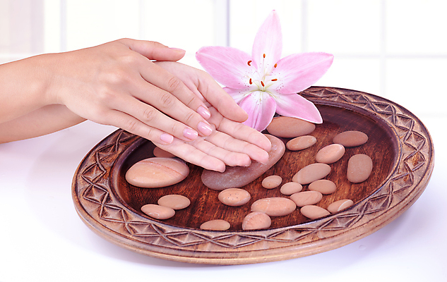 포토 JPG 해외이미지 무료이미지 손 꽃잎 꽃 사람없음 신체부위 물 스파 조약돌 마사지 씻기 백합 의료성형뷰티 해외202004 해외포토 자연요소 식물 사람 청결 돌_바위 파일형식 무료콘텐츠