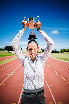 포토 JPG 해외이미지 백인 여자 비즈니스 사업가 한명 서기 성인 야외 30대 경쟁 기쁨 게임 잡기 우승 비즈니스우먼 트로피 머리위 성인여자한명만 해외202004 해외포토 서양인 직업 1 감정 컨셉 모션 놀이 사람 장년 최고 직장인 상_우승 여자한명만 성인여자만 파일형식