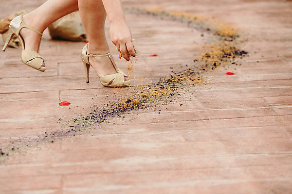 포토 JPG 해외이미지 손 구두 신발 발 실내 신체부위 하이힐 가루 뿌리기 해외202004 해외포토 모션 사람 내부 여성화 파일형식