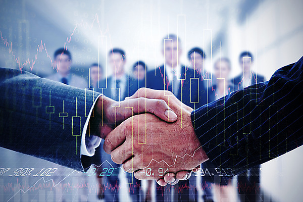 포토 JPG 해외이미지 백인 손 여자 남자 40대 중년 50대 비즈니스 악수 여러명 20대 성인 30대 금융 파란색 자료 거래 성장 인사 직장인 비즈니스맨 비즈니스우먼 동료 직원 경영자 공유 스타일 세련 해외202004 해외포토 서양인 직업 컬러 다수 관계 사람 손짓 청년 신체부위 장년 경제 예절 리더 파일형식