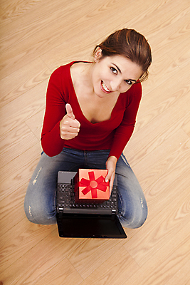 포토 JPG 해외이미지 백인 여자 행복 갈색머리 선물 한명 사람 앉기 20대 성인 빨간색 노트북 쇼핑 소파 축제 놀람 기쁨 잡기 자신감 사인 온라인 해외202004 우호적 해외포토 서양인 1 헤어스타일 감정 컬러 컨셉 의자 모션 표정 청년 전자제품 파일형식