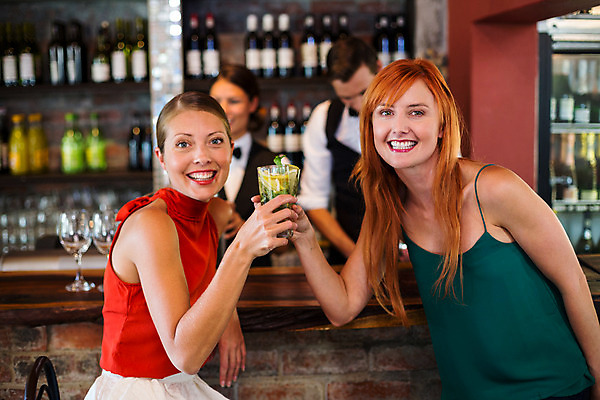 포토 JPG 해외이미지 백인 라이프스타일 응시 여자 남자 행복 음료 유리 함께함 실내 서기 웃음 여러명 20대 성인 캐주얼 30대 파티 식당 우정 축하 알코올 잡기 바 고급 우아함 레몬 축배 보드카 토닉 유흥 해외202004 사교적 해외포토 서양인 시선 옷 감정 다수 컨셉 과일 모션 재질 주류 표정 사람 이벤트 청년 내부 생활 장년 친구 상점 파일형식