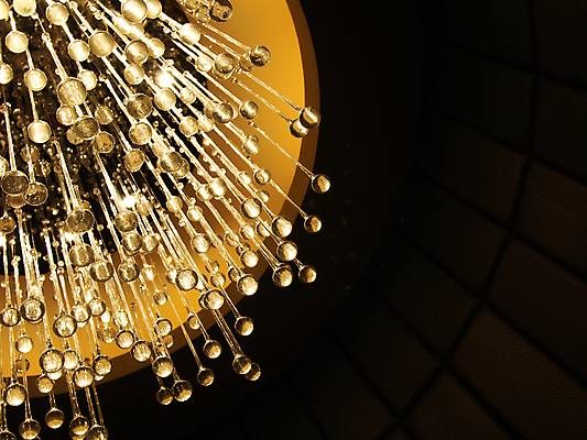 포토 JPG 해외이미지 백그라운드 호텔 조명 실내 매달리기 미술 사람없음 장식 빛 인테리어 골동품 화려 클래식 고급 야간 크리스탈 보석 천장 샹들리에 빛망울 광 구식 복잡 해외202004 해외포토 자연요소 디자인 컨셉 모션 숙소 문화예술 내부 광석 파일형식