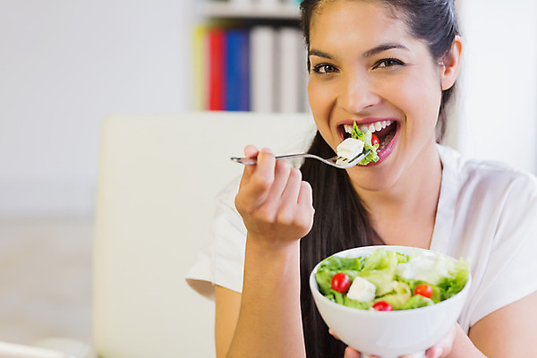 포토 JPG 해외이미지 응시 여자 다이어트 실내 건강 한명 들기 앉기 상반신 성인 30대 잡기 비즈니스우먼 사발 먹기 건강식 성인여자한명만 해외202004 해외포토 1 시선 음식 비즈니스 모션 사람 내부 장년 직장인 사기그릇 여자한명만 성인여자만 파일형식