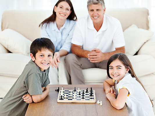 포토 JPG 해외이미지 여자 남자 딸 행복 어린이 가족 놀이 엄마 함께함 실내 사랑 웃음 사람 앉기 소년 여러명 소파 기쁨 게임 아빠 체스 안락 해외202004 집콕 해외포토 감정 다수 컨셉 의자 관계 모션 표정 내부 신조어 파일형식 앳홈라이프