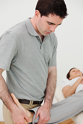 포토 JPG 해외이미지 백인 여자 남자 의학 맨발 갈색머리 실내 건강 20대 성인 두명 치료 30대 환자 의사 잡기 확대 지압 발목 물리치료 물리치료사 의료성형뷰티 해외202004 해외포토 서양인 헤어스타일 모션 발 사람 청년 내부 장년 의료진 마사지 치료사 파일형식