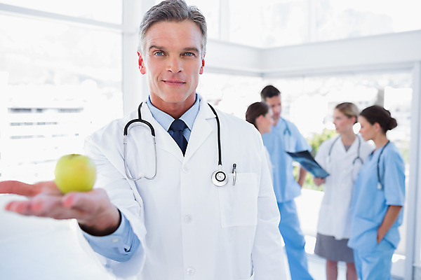 포토 JPG 해외이미지 백인 직업 여자 남자 40대 중년 청진기 실내 건강 병원 서기 여러명 20대 간호사 의사 잡기 실험복 자신감 사과 동료 보여주기 외과 건강식 인턴 의료성형뷰티 성인만 해외202004 우호적 해외포토 서양인 감정 음식 다수 컨셉 과일 비즈니스 의학 관계 의료기기 모션 사람 청년 성인 내부 의료진 가운 파일형식