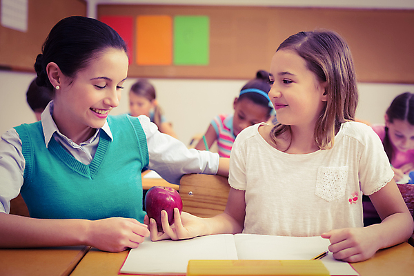 포토 JPG 해외이미지 백인 학생 여자 교육 남자 행복 어린이 의자 교실 학교 청소년 수업 실내 초등학교 앉기 소년 여러명 빨간색 학습 교사 공책 도움 가르침 사과 책상 신학기 해외202004 해외포토 서양인 직업 감정 컬러 가구 다수 컨셉 과일 모션 문구용품 사람 내부 파일형식