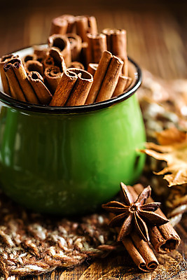 포토 JPG 해외이미지 음식 백그라운드 재료 탁자 요리 사람없음 갈색 주방 가을 조미료 막대기 달콤 향신료 향료 향 시나몬 해외202004 해외포토 계절 컬러 가구 맛 향기 냄새 향미료 파일형식