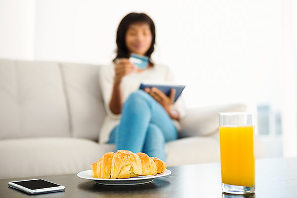 포토 JPG 해외이미지 라이프스타일 여자 행복 거실 인터넷 오렌지 가정 실내 한명 앉기 20대 성인 스마트폰 핸드폰 쇼핑 컴퓨터 소파 태블릿 세일 주스 잡기 신용카드 아침식사 온라인 전자상거래 체크카드 해외202004 해외포토 1 감정 음료 의자 과일 모션 사람 청년 내부 생활 금융 전자제품 스마트기기 식사 파일형식