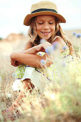 포토 JPG 해외이미지 전신 라이프스타일 계절 꽃 행복 어린이 자연 휴식 한명 사람 앉기 야외 옆모습 초록색 화목 봄 자유 시골 유기농 밀짚 내추럴 완벽 소녀한명만 해외202004 해외포토 식물 1 웰빙 감정 뷰포인트 컬러 컨셉 모션 생활 짚 생태계 여자한명만 소녀만 파일형식