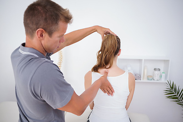 포토 JPG 해외이미지 백인 손 여자 남자 40대 중년 의학 건강 앉기 성인 두명 치료 30대 스트레칭 방 환자 의사 확대 지압 집중 어깨 팔 물리치료 물리치료사 치료사 의료성형뷰티 해외202004 해외포토 서양인 직업 컨셉 모션 사람 신체부위 장년 운동 의료진 마사지 파일형식