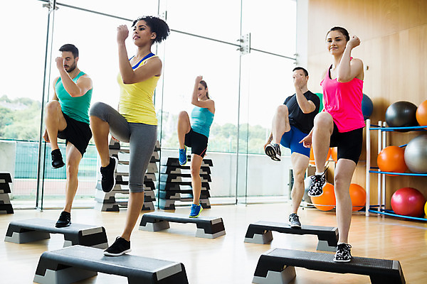 포토 JPG 해외이미지 모양 백인 여자 남자 행복 스포츠 신체 함께함 실내 건강 미소 여러명 20대 운동복 운동 우정 헬스장 날씬함 연습 체육관 에어로빅 단계 바디케어 해외202004 해외포토 서양인 옷 감정 다수 컨셉 표정 사람 청년 내부 친구 헬스 춤 몸매 파일형식