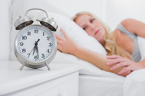 포토 JPG 해외이미지 백인 긴머리 여자 시계 쿠션 베개 청소년 아파트 주택 실내 피곤 한명 20대 눕기 침실 이불 자명종 침대 해외202004 해외포토 서양인 1 헤어스타일 가구 컨셉 침구 모션 사람 청년 내부 건물 알람 파일형식