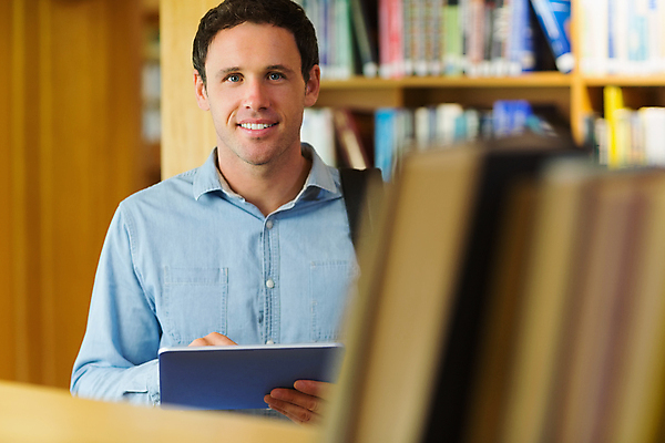 포토 JPG 해외이미지 백인 학생 응시 교육 남자 책장 실내 한명 서기 성인 책 30대 학습 스터디 태블릿 정보 잡기 도서관 대학교 과제 터치스크린 해외202004 해외포토 서양인 1 시선 가구 학교 모션 사람 내부 장년 전자제품 스마트기기 파일형식