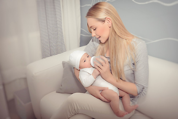 포토 JPG 해외이미지 전신 백인 응시 여자 행복 가족 안기 엄마 사랑 사람 소년 상반신 성인 두명 옆모습 부모 육아 우유 다리꼬기 아기 잡기 젖병 돌봄 수유 해외202004 싱글맘 한부모가족 해외포토 서양인 시선 남자 감정 어린이 뷰포인트 관계 모션 유제품 아기용품 파일형식