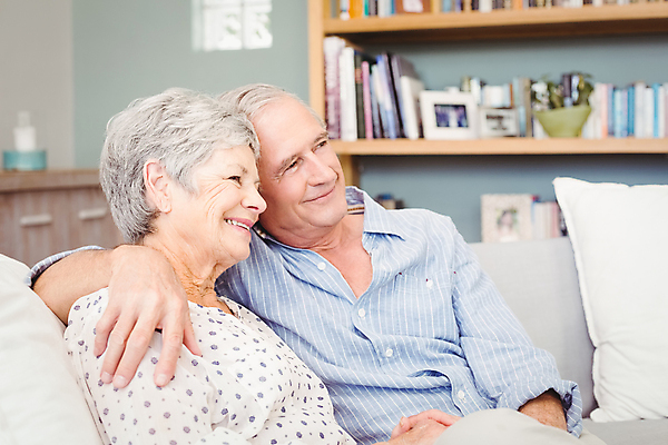 포토 JPG 해외이미지 백인 라이프스타일 여자 노년 남자 거실 포옹 남편 휴식 책장 아파트 주택 함께함 실내 사랑 앉기 취미 두명 노후 소파 낭만 아내 70대 돌봄 노인만 해외202004 해외포토 서양인 감정 가구 컨셉 의자 안기 모션 사람 성인 내부 건물 생활 성인만 파일형식