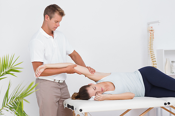 포토 JPG 해외이미지 백인 여자 남자 40대 중년 의학 건강 병원 성인 두명 치료 30대 스트레칭 환자 의사 마사지 어깨 팔 물리치료 물리치료사 치료사 의료성형뷰티 해외202004 해외포토 서양인 직업 사람 신체부위 장년 운동 의료진 파일형식