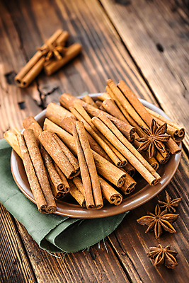 포토 JPG 해외이미지 음식 백그라운드 재료 탁자 요리 사람없음 갈색 주방 조미료 막대기 달콤 향신료 향료 향 시나몬 해외202004 해외포토 컬러 가구 맛 향기 냄새 향미료 파일형식