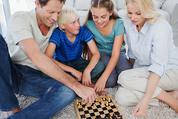 포토 JPG 해외이미지 백인 라이프스타일 여자 남자 딸 행복 아들 어린이 40대 중년 거실 가정 가족 놀이 엄마 함께함 실내 소년 여러명 성인 30대 부모 아빠 체스 체스판 해외202004 집콕 해외포토 서양인 감정 다수 컨셉 관계 사람 내부 생활 장년 신조어 파일형식 앳홈라이프