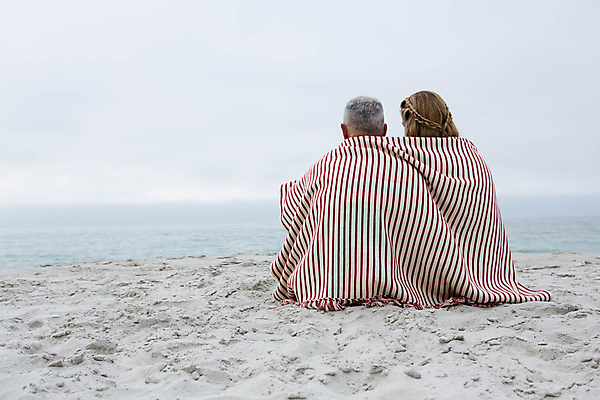 포토 JPG 해외이미지 백인 커플 여자 남자 행복 바다 40대 중년 포옹 휴가 함께함 사랑 앉기 야외 두명 맑음 추위 담요 해외202004 해외포토 서양인 감정 컨셉 관계 안기 모션 날씨 사람 성인 파일형식