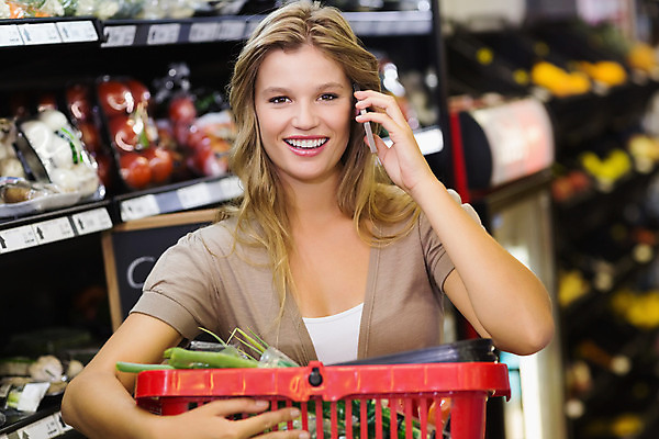 포토 JPG 해외이미지 백인 라이프스타일 여자 행복 채소 과일 선반 건강 한명 들기 사람 상반신 성인 앞모습 스마트폰 핸드폰 쇼핑 잡기 시장 구매 고객 통화 건강식 슈퍼마켓 식료품점 성인여자한명만 해외202004 해외포토 서양인 1 감정 음식 뷰포인트 가구 모션 생활 전자제품 스마트기기 상점 여자한명만 성인여자만 파일형식