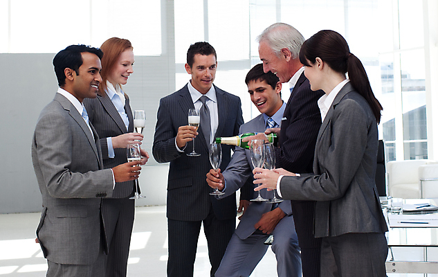 포토 JPG 해외이미지 여자 기념일 남자 행복 음료 회사 비즈니스 성공 협력 함께함 웃음 사람 여러명 성인 사무실 파티 와인 축하 알코올 그룹 샴페인 동료 직원 건배 축배 해외202004 해외포토 감정 다수 컨셉 관계 주류 표정 이벤트 파일형식