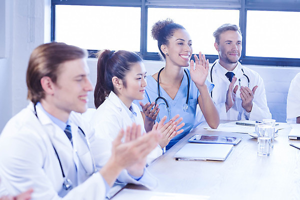 포토 JPG 해외이미지 백인 직업 여자 남자 청진기 응원 직장 실내 건강 병원 앉기 동양인 여러명 20대 성인 30대 태블릿 의사 축하 실험복 박수 동료 회의실 문서 외과 인턴 의료성형뷰티 성인만 해외202004 해외포토 서양인 다수 컨셉 회사 비즈니스 의학 관계 의료기기 모션 사람 인종 손짓 청년 내부 장년 전자제품 스마트기기 의료진 가운 파일형식