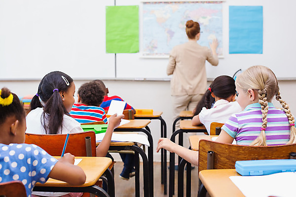 포토 JPG 해외이미지 백인 학생 여자 교육 남자 종이 어린이 의자 장난 교실 학교 청소년 수업 실내 초등학교 앉기 소년 여러명 20대 학습 교사 칠판 잡기 가르침 던지기 비밀 책상 신학기 해외202004 해외포토 서양인 직업 가구 다수 컨셉 모션 사람 청년 내부 파일형식