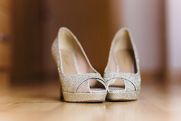 포토 JPG 해외이미지 구두 신발 실내 사람없음 아웃포커스 하이힐 오브젝트 웨딩슈즈 해외202004 해외포토 촬영기법 내부 여성화 결혼소품 파일형식