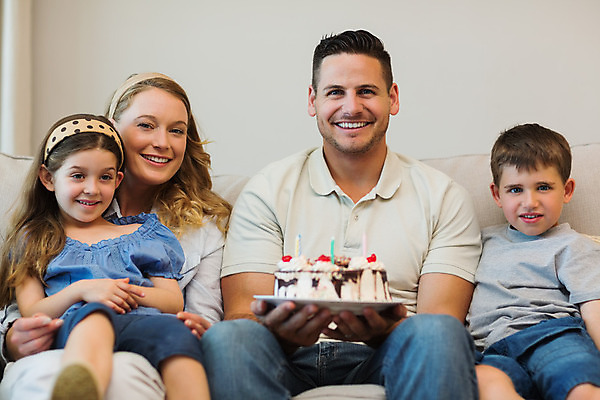 포토 JPG 해외이미지 백인 라이프스타일 커플 응시 여자 남자 딸 행복 아들 어린이 거실 가족 엄마 함께함 실내 사랑 소년 여러명 20대 부모 소파 케이크 잡기 생일 아빠 달콤 크림 언니 남동생 맛있는 해외202004 해외포토 서양인 시선 기념일 감정 다수 컨셉 의자 관계 모션 디저트 사람 청년 내부 생활 맛 자매 동생 파일형식