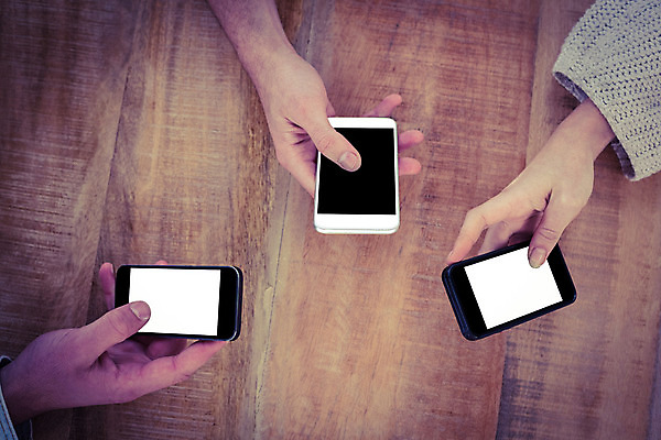 포토 JPG 해외이미지 백인 디자인 여자 남자 비즈니스 직장 실내 20대 성인 세명 30대 스마트폰 사무실 스크린 잡기 작업 그룹 시원함 디자이너 동료 카피스페이스 해외202004 해외포토 서양인 직업 회사 관계 모션 사람 청년 내부 장년 핸드폰 스마트기기 공백 파일형식