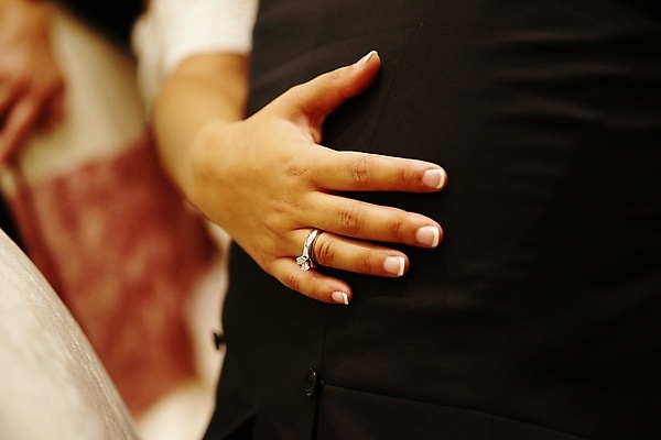 포토 JPG 해외이미지 백인 손 커플 드레스 여자 남자 꽃 행복 꽃다발 결혼 백그라운드 2 꽃무늬 손가락 가족 결혼식 남편 함께함 관리 사랑 사람 성인 사람없음 낭만 흰색 축하 반지 잡기 아내 황금 우아함 보석 약혼 해외202004 해외포토 서양인 식물 옷 감정 컬러 컨셉 무늬 장신구 관계 모션 이벤트 신체부위 광석 약속 파일형식