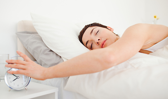 포토 JPG 해외이미지 백인 1 라이프스타일 여자 행복 유럽 얼굴 시계 베개 아침 휴식 주택 갈색머리 실내 피곤 한명 사람 성인 내부 가로 빨간색 눕기 섹시 침실 방 흰색 침대 시간 잠 유일 해외202004 해외포토 주간 서양인 헤어스타일 감정 나라 컬러 가구 컨셉 침구 모션 건물 생활 신체부위 파일형식