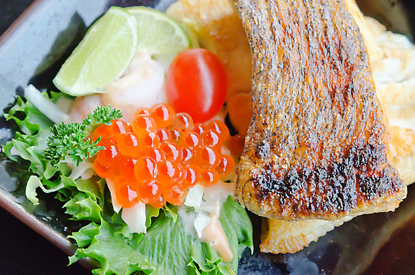 포토 JPG 해외이미지 접시 음식 조각 토마토 채소 어류 요리 동양인 사람없음 계란 일본 식사 샐러드 흰색 그릴 굽기 레몬 해산물 해외202004 해외포토 식기 아시아 컬러 과일 주방용품 인종 알 수중동물 구이 파일형식