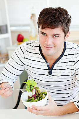 포토 JPG 해외이미지 백인 라이프스타일 응시 남자 다이어트 건강 한명 들기 상반신 성인 앞모습 샐러드 잡기 사발 먹기 성인남자한명만 해외202004 해외포토 서양인 1 시선 음식 뷰포인트 모션 사람 생활 사기그릇 남자한명만 성인남자만 파일형식