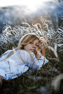 포토 JPG 해외이미지 식물 응시 여자 자연 바람 한명 사람 야외 옆모습 10대 빛 금발 눕기 햇빛 태양 일몰 새벽 흰색 시골 고독 부드러움 십대여자한명만 해외202004 해외포토 자연요소 1 헤어스타일 시선 감정 뷰포인트 컬러 모션 청소년 날씨 노을 감각 생태계 여자한명만 십대여자만 파일형식