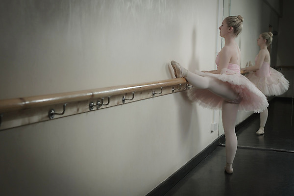 포토 JPG 해외이미지 백인 여자 청소년 실내 한명 서기 10대 반사 거울 춤 우아함 균형 발레 발레리나 발레복 십대여자한명만 해외202004 해외포토 서양인 1 옷 컨셉 모션 문화예술 사람 내부 여자한명만 십대여자만 파일형식