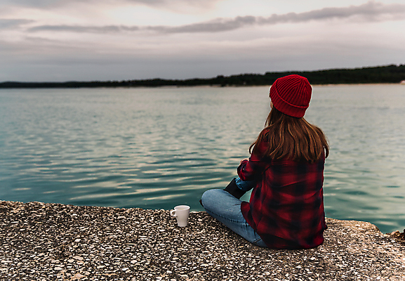 포토 JPG 해외이미지 백인 라이프스타일 여자 호수 커피 음료 자연 하늘 휴식 한명 사람 앉기 풍경 야외 빨간색 물 유행 평화 항구 침묵 가을 시원함 석호 내추럴 캡모자 혼자 스타일 수평선 힙스터 카피스페이스 해외202004 해외포토 자연요소 서양인 모자_잡화 1 계절 패션 컬러 컨셉 교통시설 모션 생활 소리 공백 생태계 파일형식