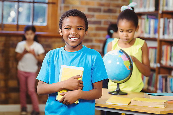 포토 JPG 해외이미지 학생 여자 교육 남자 행복 어린이 교실 학교 실내 초등학교 소년 책 세명 학습 우정 잡기 도서관 신학기 해외202004 해외포토 감정 모션 사람 내부 친구 파일형식